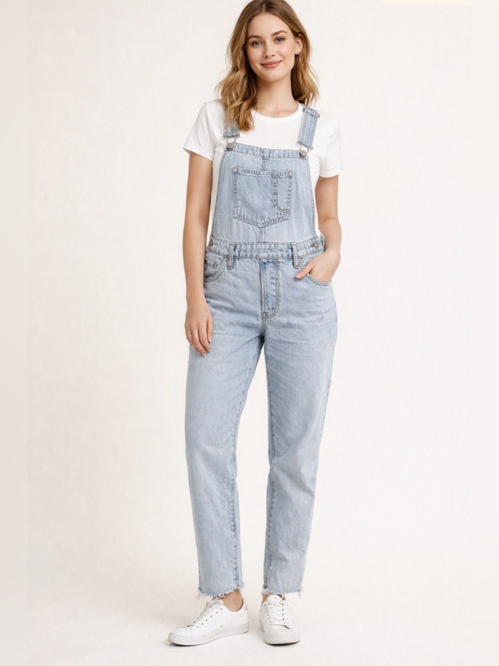 LEVIS - DENIM / JEANS Overalls in light blue wash. 100% Cotton. Medium.